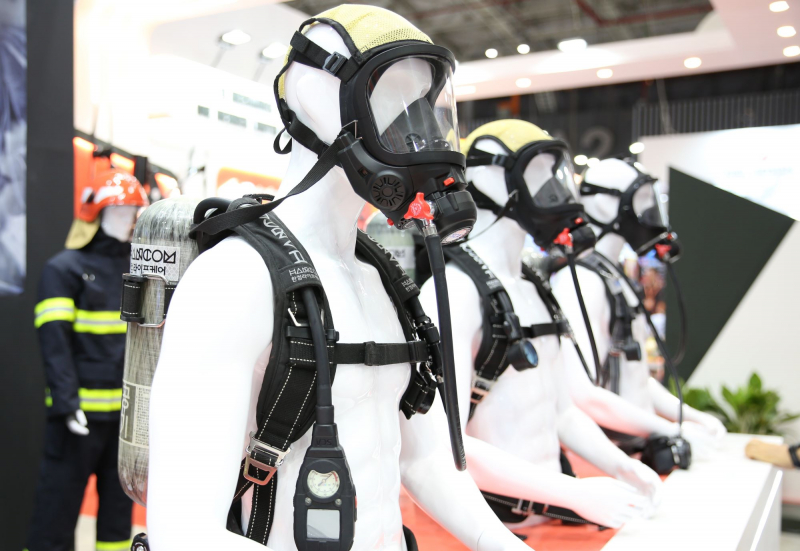 Nhiều người trầm trò khi tận mắt xem các phương tiện chữa cháy, CNCH mới lạ, hiện đại -4