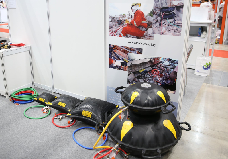 Nhiều người trầm trò khi tận mắt xem các phương tiện chữa cháy, CNCH mới lạ, hiện đại -1