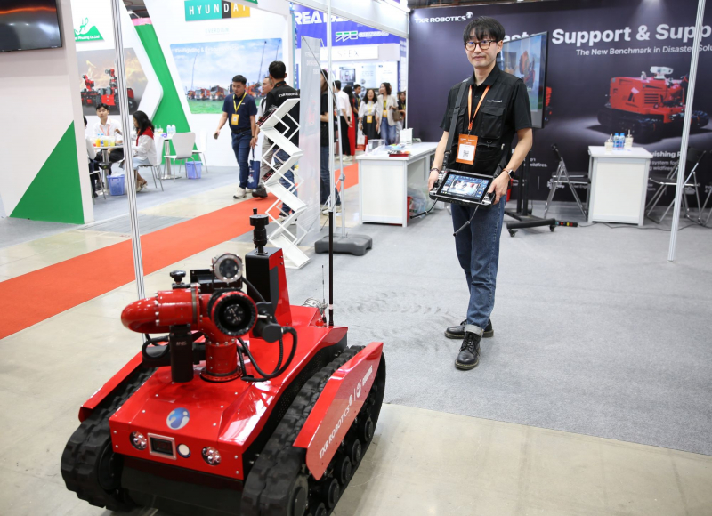 Nhiều người trầm trò khi tận mắt xem các phương tiện chữa cháy, CNCH mới lạ, hiện đại -2