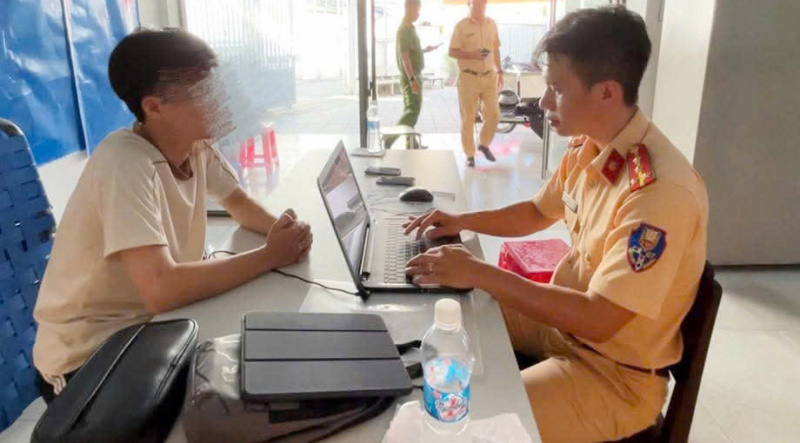 Tịch thu phương tiện đối với nam thanh niên buông cả 2 tay, múa quạt bay trên đường -0