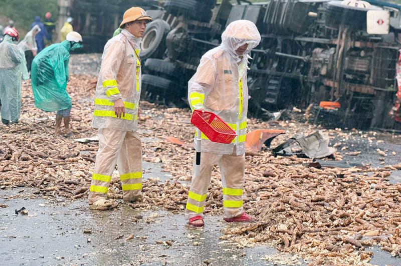 Cháy xe ô tô giữa đèo, lực lượng Công an dầm mình chữa cháy, điều tiết giao thông -0
