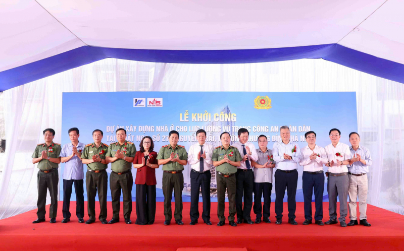 Sáng 14/8, Bộ Công an tổ chức Lễ khởi công Dự án xây dựng nhà ở cho CBCS CAND tại phường Khương Đình, TP Hà Nội. Trung tướng Đặng Hồng Đức, Thứ trưởng Bộ Công an dự và chỉ đạo tại lễ khởi công. -0