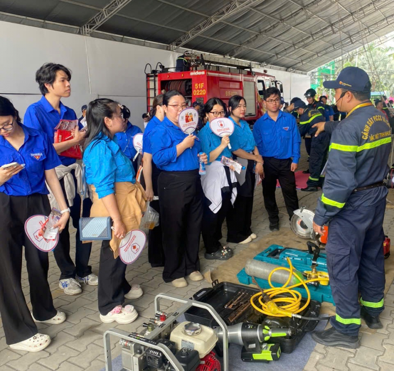 Rất đông khách đến tham quan và trải nghiệm tại Triển lãm quốc tế PCCC&CNCH -1