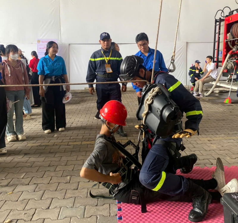 Rất đông khách đến tham quan và trải nghiệm tại Triển lãm quốc tế PCCC&CNCH -0