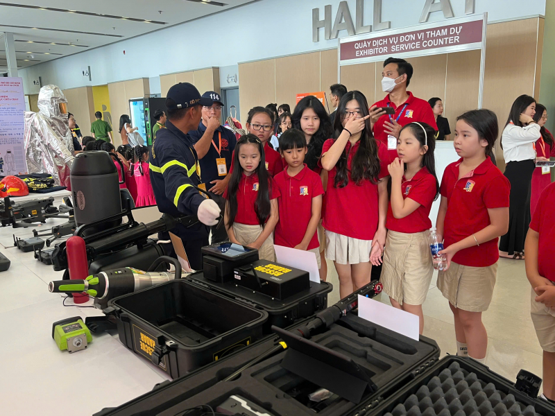 Rất đông khách đến tham quan và trải nghiệm tại Triển lãm quốc tế PCCC&CNCH -1