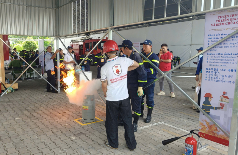 Rất đông khách đến tham quan và trải nghiệm tại Triển lãm quốc tế PCCC&CNCH -0