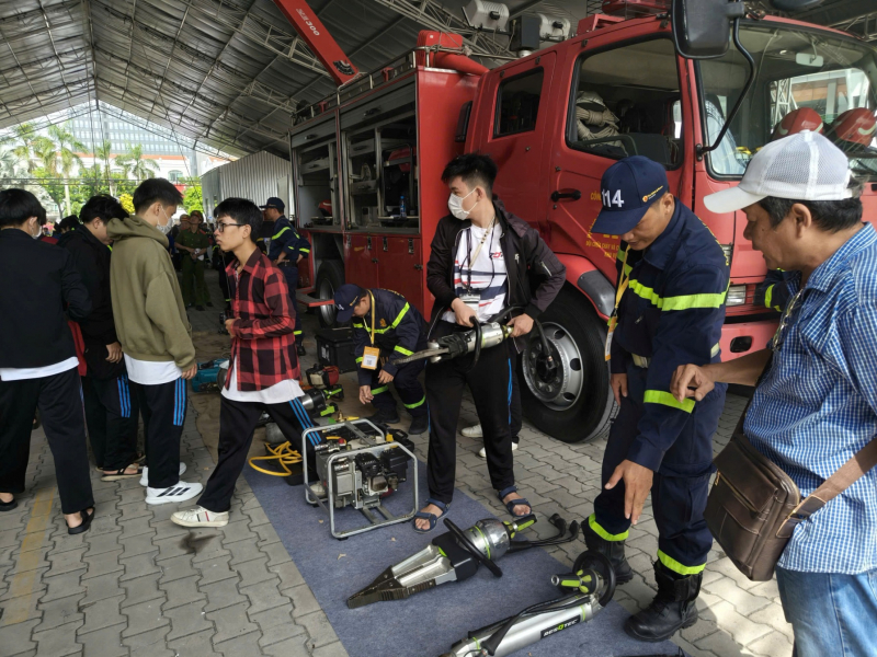 Rất đông khách đến tham quan và trải nghiệm tại Triển lãm quốc tế PCCC&CNCH -5