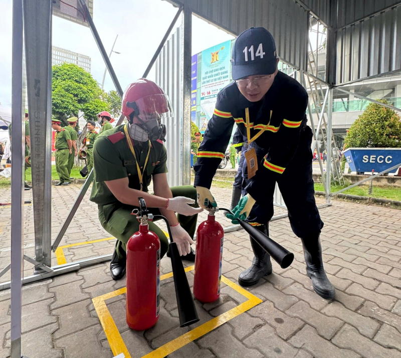 Rất đông khách đến tham quan và trải nghiệm tại Triển lãm quốc tế PCCC&CNCH -1