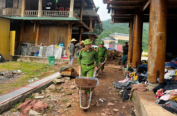Công an xã Mỹ Lý hỗ trợ xây dựng Trạm y tế vùng tâm lũ -0