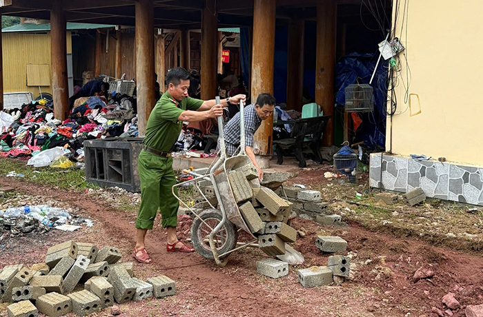 Công an xã Mỹ Lý hỗ trợ xây dựng Trạm y tế vùng tâm lũ -1