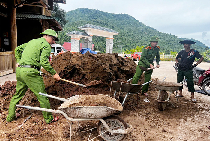 Công an xã Mỹ Lý hỗ trợ xây dựng Trạm y tế vùng tâm lũ -2