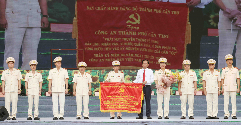 Công an TP Cần Thơ giữ vững an ninh, an toàn thành phố trung tâm vùng châu thổ Cửu Long -0