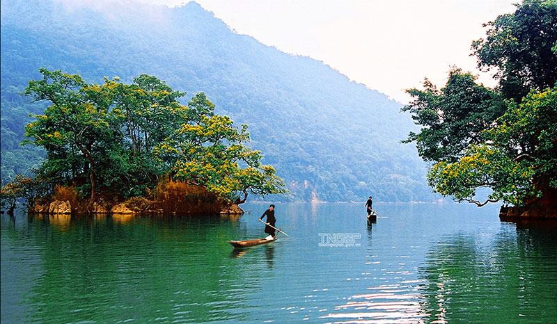 Khi hai mặt nước soi chung bầu trời -1