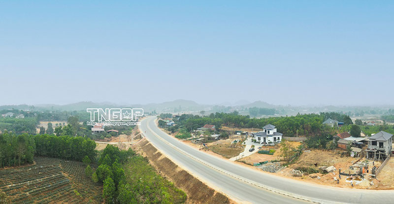 Khi hai mặt nước soi chung bầu trời -0