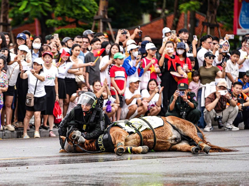 Người dân Hải Phòng mãn nhãn với màn biểu diễn của kỵ binh CAND -0