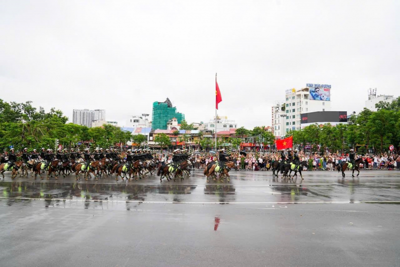 Người dân Hải Phòng mãn nhãn với màn biểu diễn của kỵ binh CAND -0