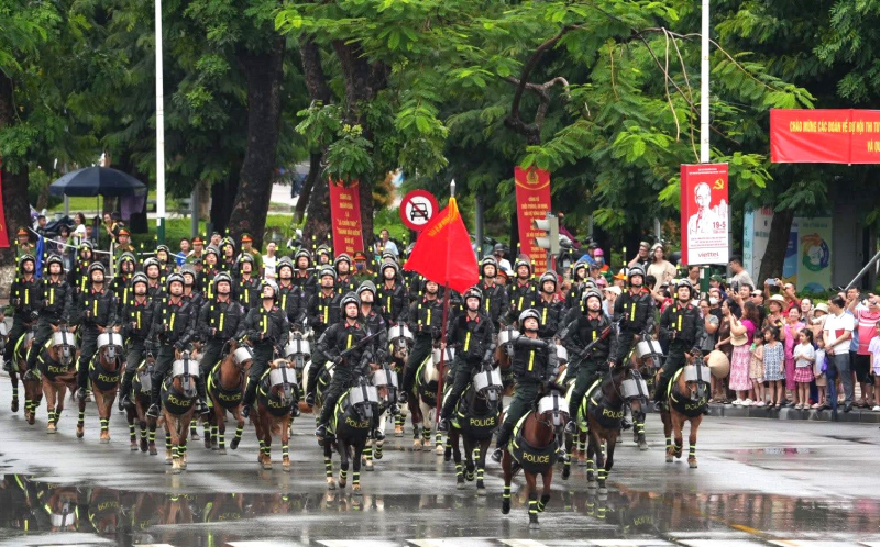 Người dân Hải Phòng mãn nhãn với màn biểu diễn của kỵ binh CAND -0