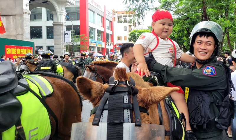 Người dân Hải Phòng mãn nhãn với màn biểu diễn của kỵ binh CAND -0