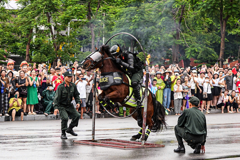 Người dân Hải Phòng mãn nhãn với màn biểu diễn của kỵ binh CAND -0
