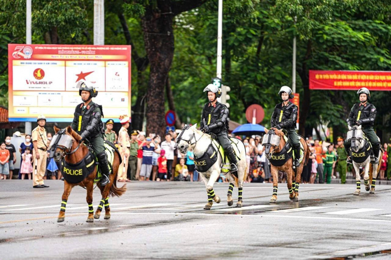 Người dân Hải Phòng mãn nhãn với màn biểu diễn của kỵ binh CAND -0