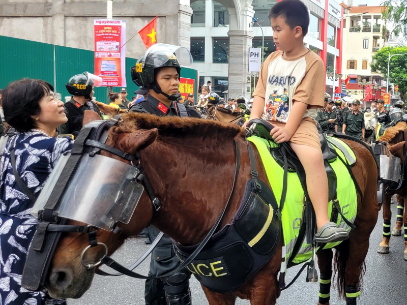Người dân Hải Phòng mãn nhãn với màn biểu diễn của kỵ binh CAND -0