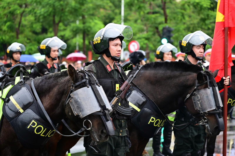 Người dân Hải Phòng mãn nhãn với màn biểu diễn của kỵ binh CAND -0