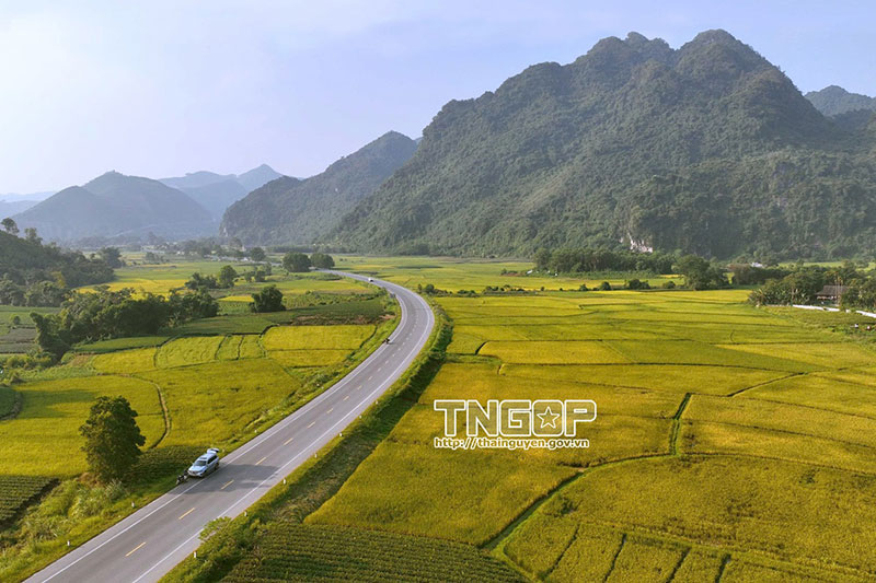 Khi hai mặt nước soi chung bầu trời -1