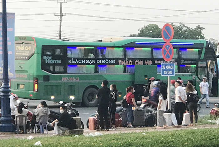 Bài 1: Ngang nhiên “gom” khách ngay tại nơi có biển cấm -0