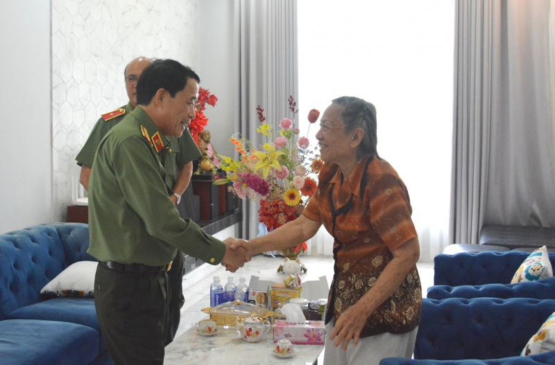 Thứ trưởng Lê Quốc Hùng tri ân gia đình các đồng chí cố lãnh đạo Bộ Công an -1