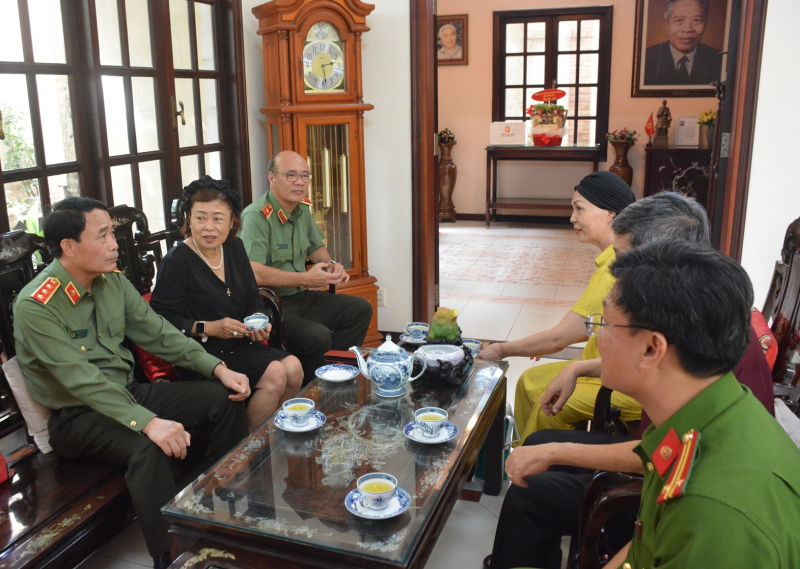 Thứ trưởng Lê Quốc Hùng tri ân gia đình các đồng chí cố lãnh đạo Bộ Công an -1