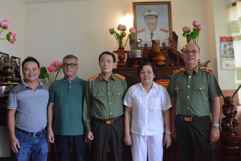 Thứ trưởng Lê Quốc Hùng tri ân gia đình các đồng chí cố lãnh đạo Bộ Công an -1