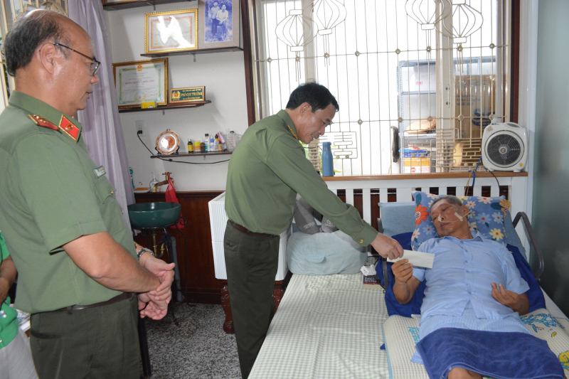 Thứ trưởng Lê Quốc Hùng tri ân gia đình các đồng chí cố lãnh đạo Bộ Công an -5