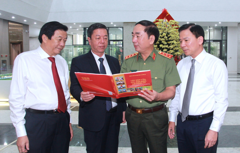 Lấy những tấm gương trong cuốn sách 