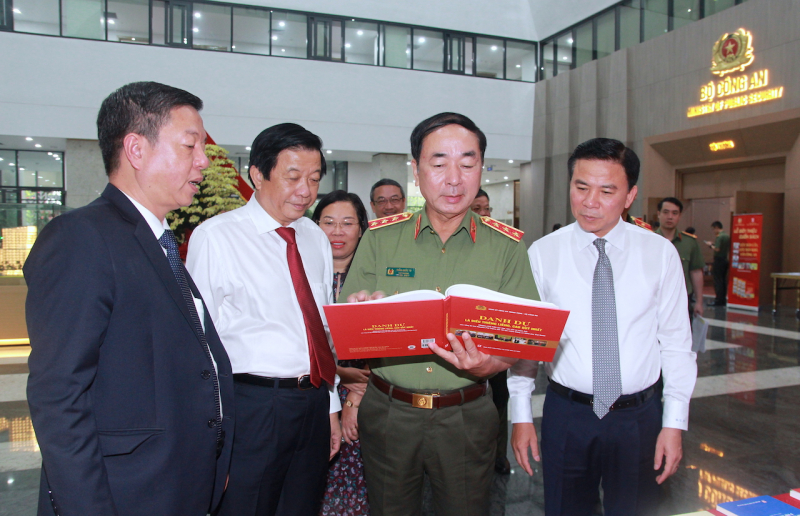 Lấy những tấm gương trong cuốn sách 