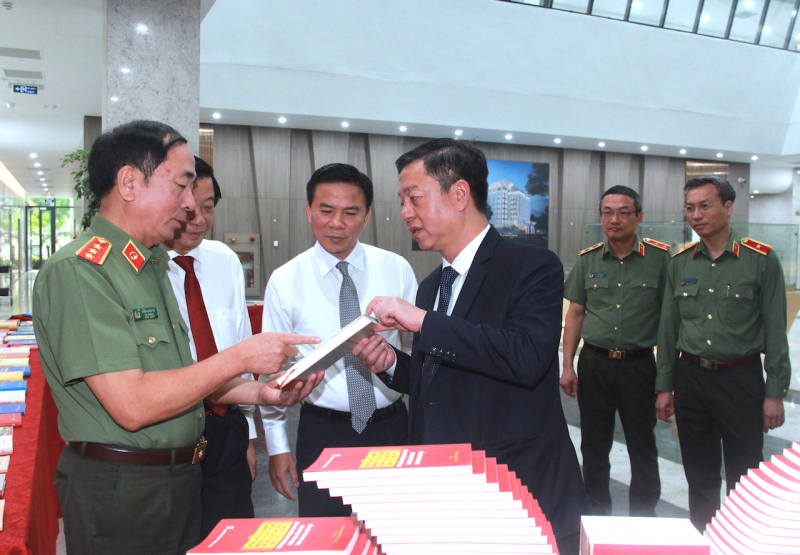 Lấy những tấm gương trong cuốn sách 