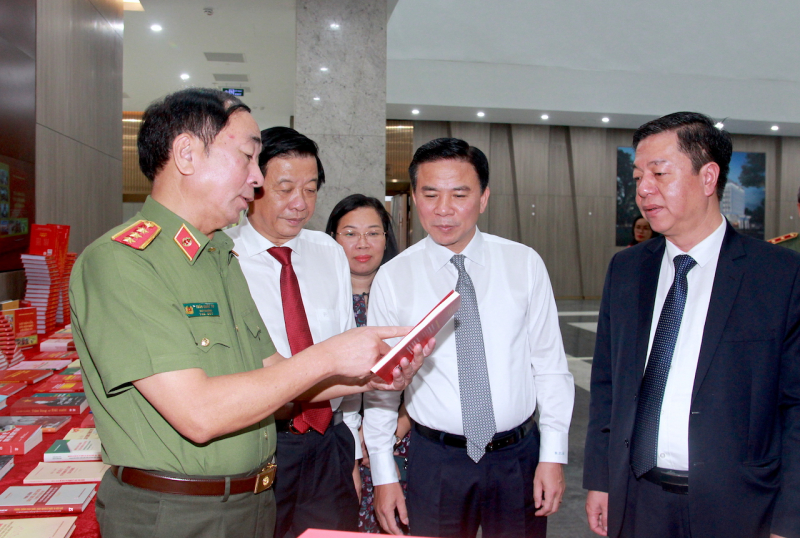 Lấy những tấm gương trong cuốn sách 