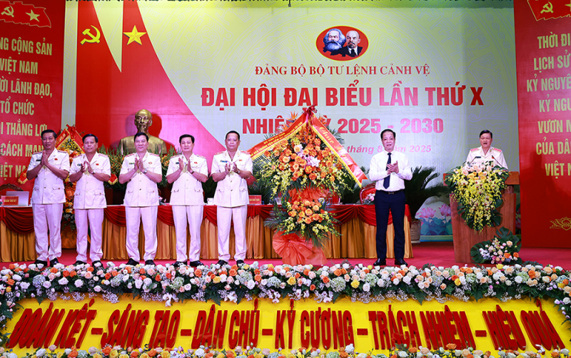 Chủ động, sáng tạo, sẵn sàng xả thân vì sự nghiệp bảo vệ Đảng và Lãnh tụ -1