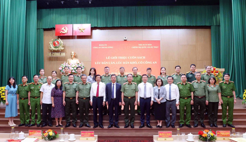 Lấy những tấm gương trong cuốn sách 