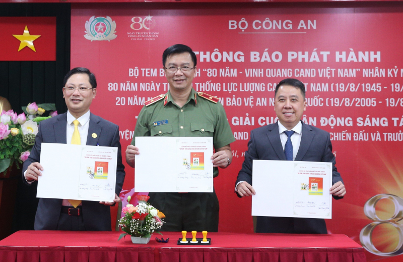 Phát hành bộ tem bưu chính chủ đề “80 năm – Vinh quang CAND Việt Nam” -0