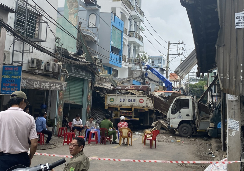 Nổ lò hơi ép kính, ít nhất 4 căn nhà bị ảnh hưởng -0
