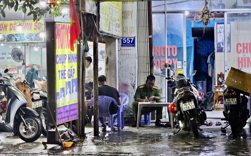 Truy xét đối tượng cầm hung khí chém nhân viên giữ xe quán dê thui trọng thương -0