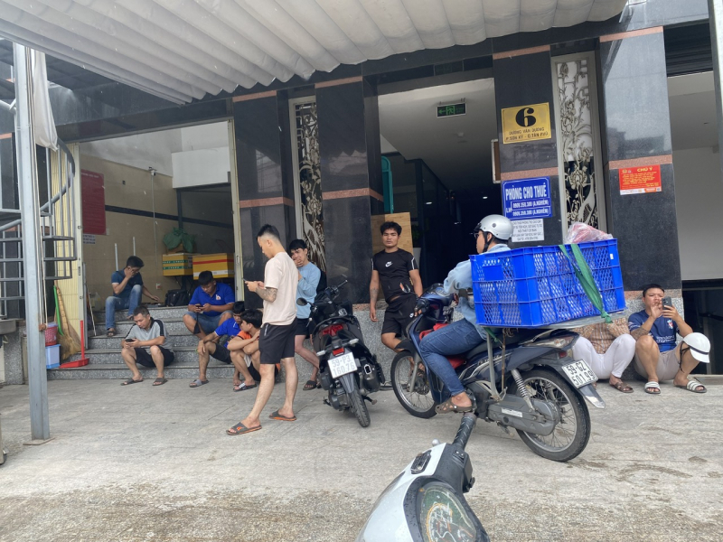 Hiện trường ngỗn ngang sau vụ nổ lò ép kính lúc rạng sáng -0