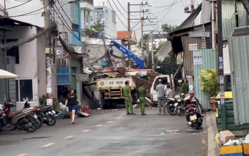 Hiện trường ngỗn ngang sau vụ nổ lò ép kính lúc rạng sáng -0