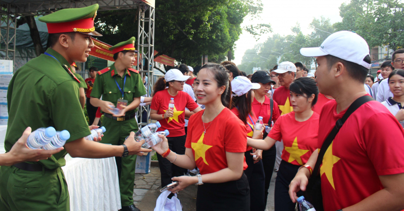 Các địa phương hưởng ứng chương trình “Cùng Việt Nam tiến bước” -0