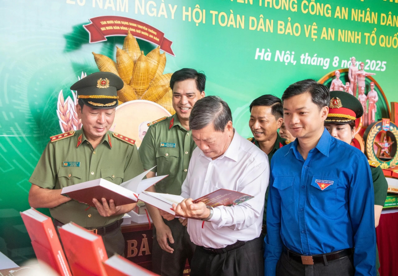 “Vietnam People's Public Security Forces – 80 Years for a Peaceful Life” Exhibition opens in Hanoi -0