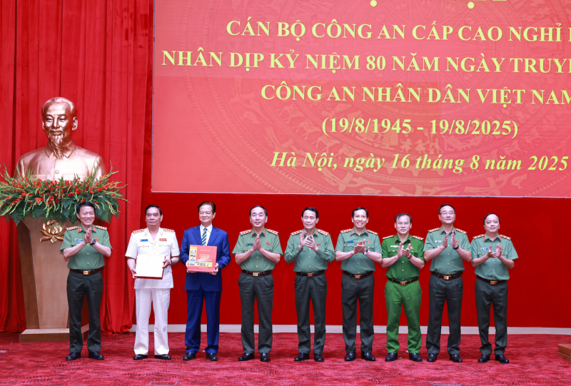 Điều quý giá, thiêng liêng nhất là CAND được Đảng và nhân dân tin yêu -2