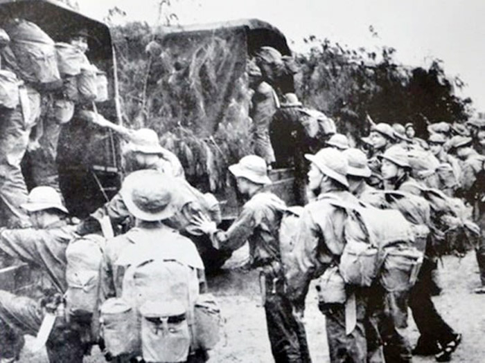lop-lop-can-bo-cong-an-ha-noi-hang-hai-len-duong-chi-vien-cho-an-ninh-mien-nam-trong-khang-chien-chong-my-cuu-nuoc-anh-ttxvn-660x495.jpg -2