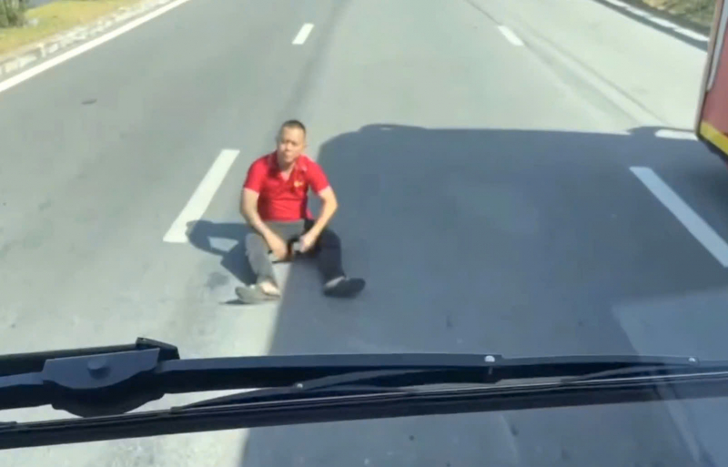 Đà Nẵng: Đối tượng chặn đầu ô tô gây cản trở giao thông trên Quốc lộ 1A do “tranh dành khách”  -0