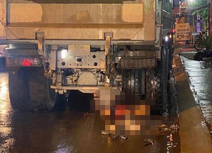 Nghi trượt nắp cống trong mưa, nam sinh viên bị xe ben kéo đi hàng trăm mét -0