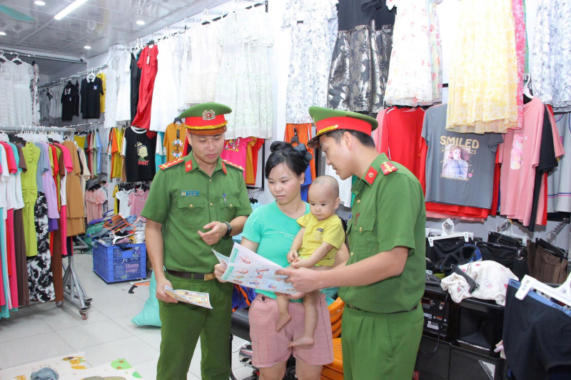 Công an Thanh Hóa “đi từng ngõ, gõ từng nhà” cảnh báo cháy nổ: Xây dựng lá chắn an toàn cho nhân dân -0